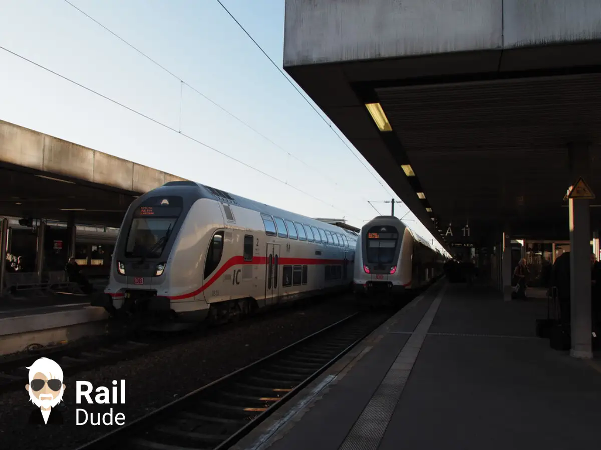 Două trenuri InterCity clasa 2 în stația principală Hanovra.