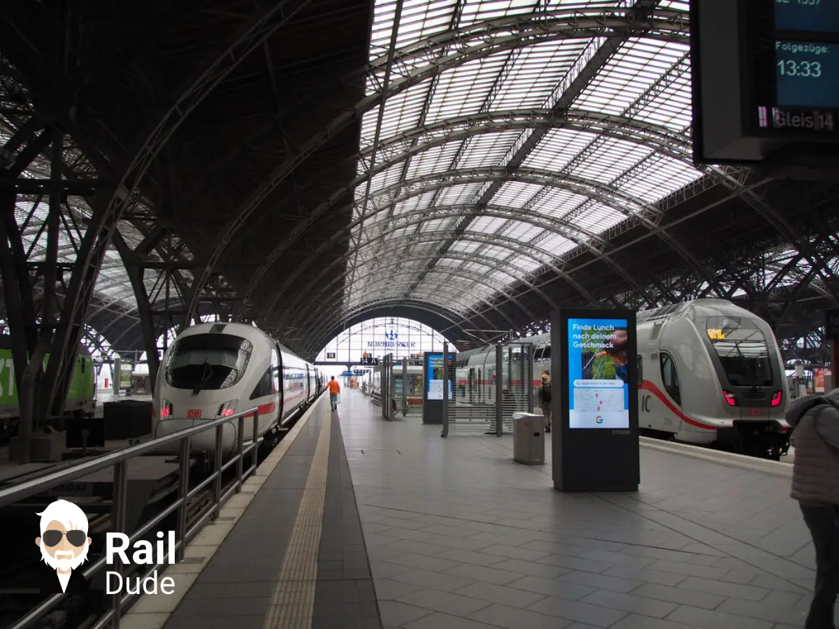 InterCity (IC) la dreapta de ICE (InterCityExpress)