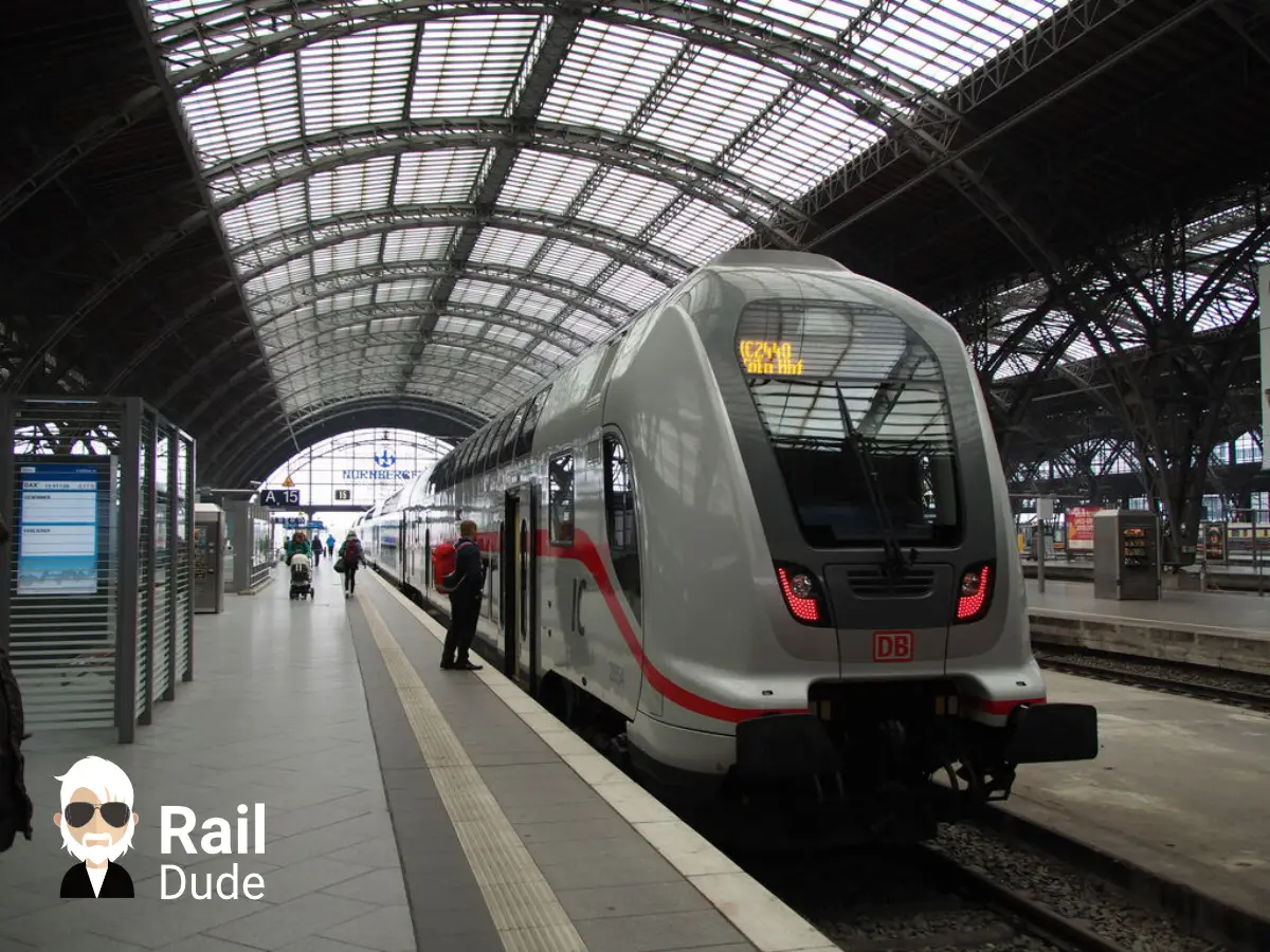 InterCity pregătit pentru plecare în direcția Hanovra și Köln