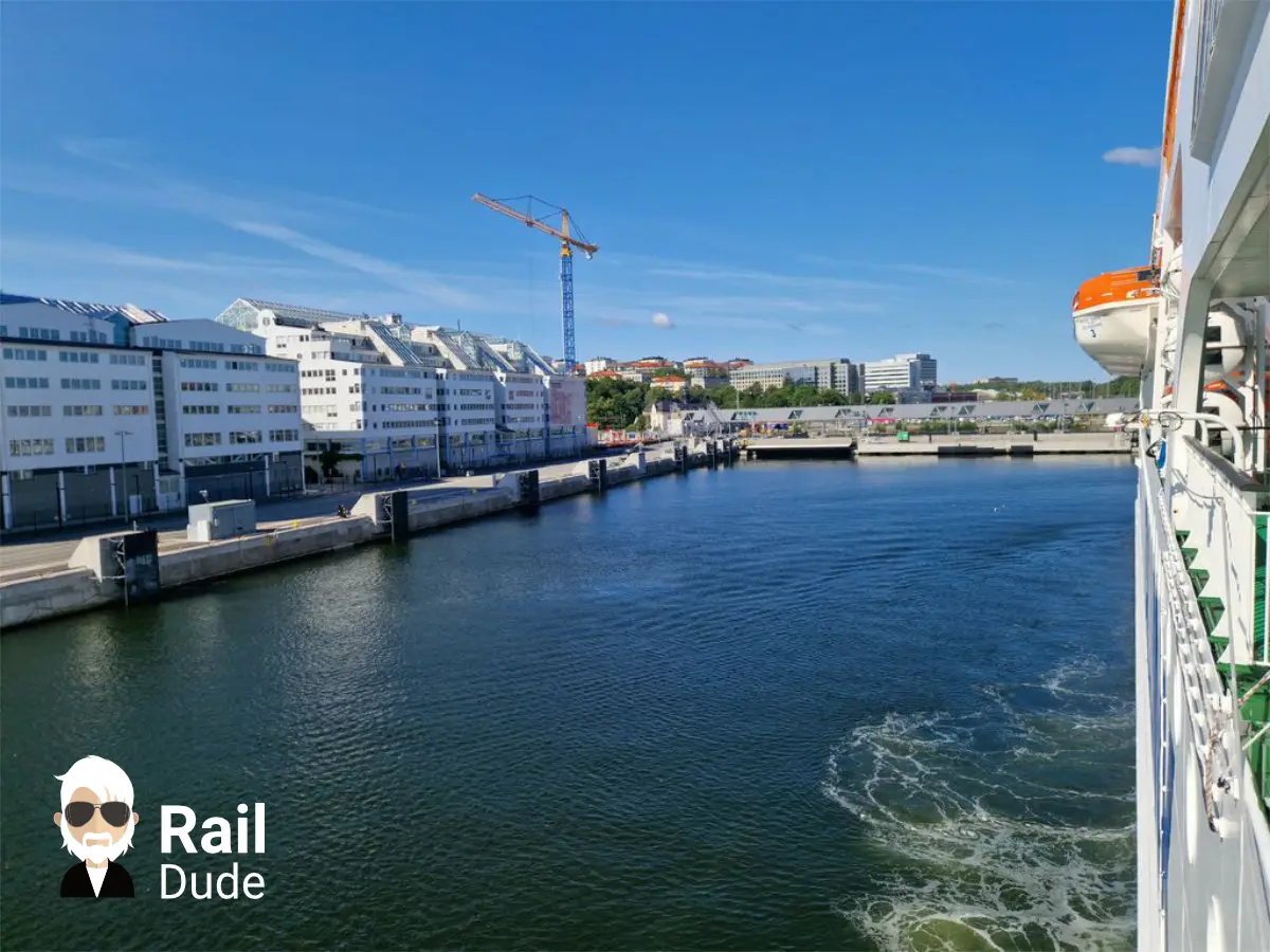 Sosire în portul Stockholm Värtahamnen la aproximativ 10:30 CEST (schimbare importantă a orei: Estonia CEST -> +1h -> Suedia CEST).