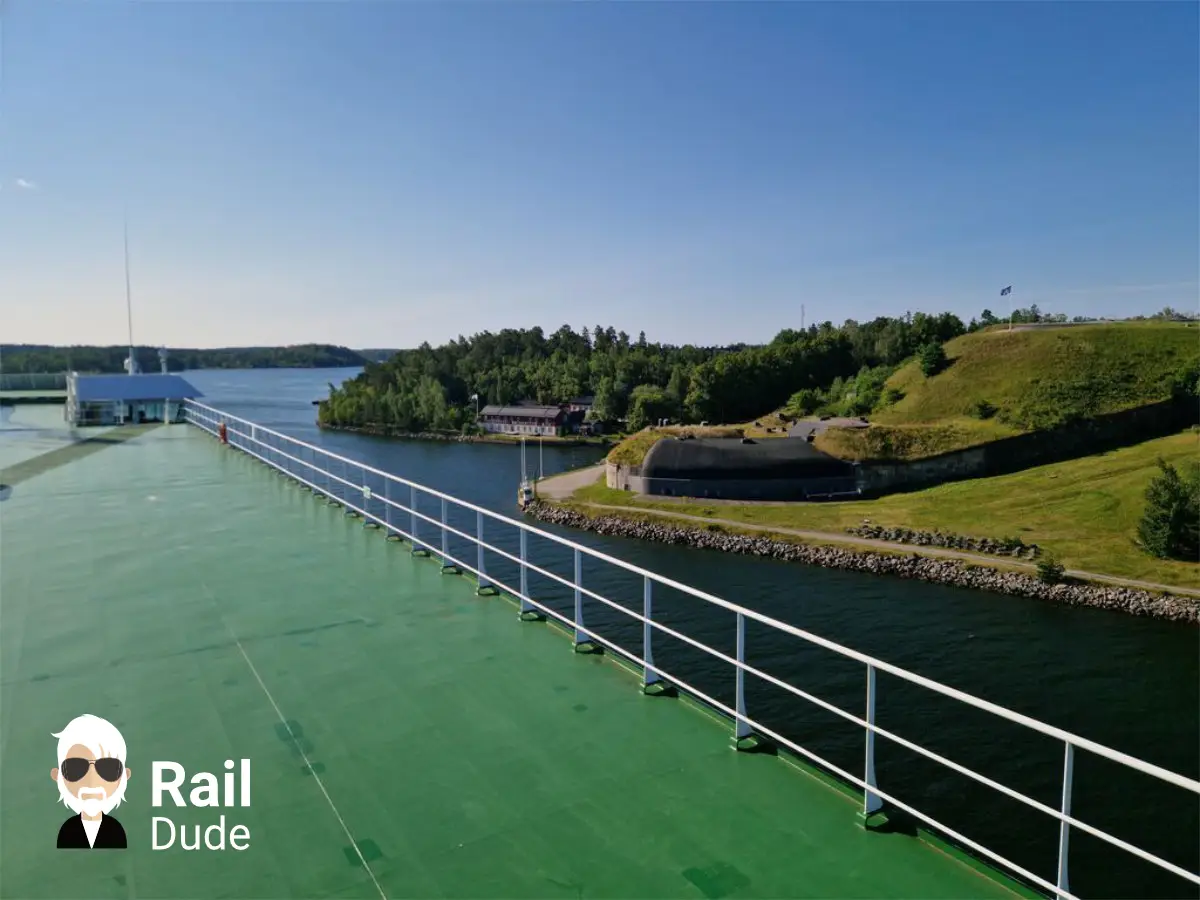 În călătoria prin arhipelag treceți pe lângă fortăreața Fredriksborg. Aceasta a fost construită în 1735 pentru a apăra Stockholm-ul de ruși!