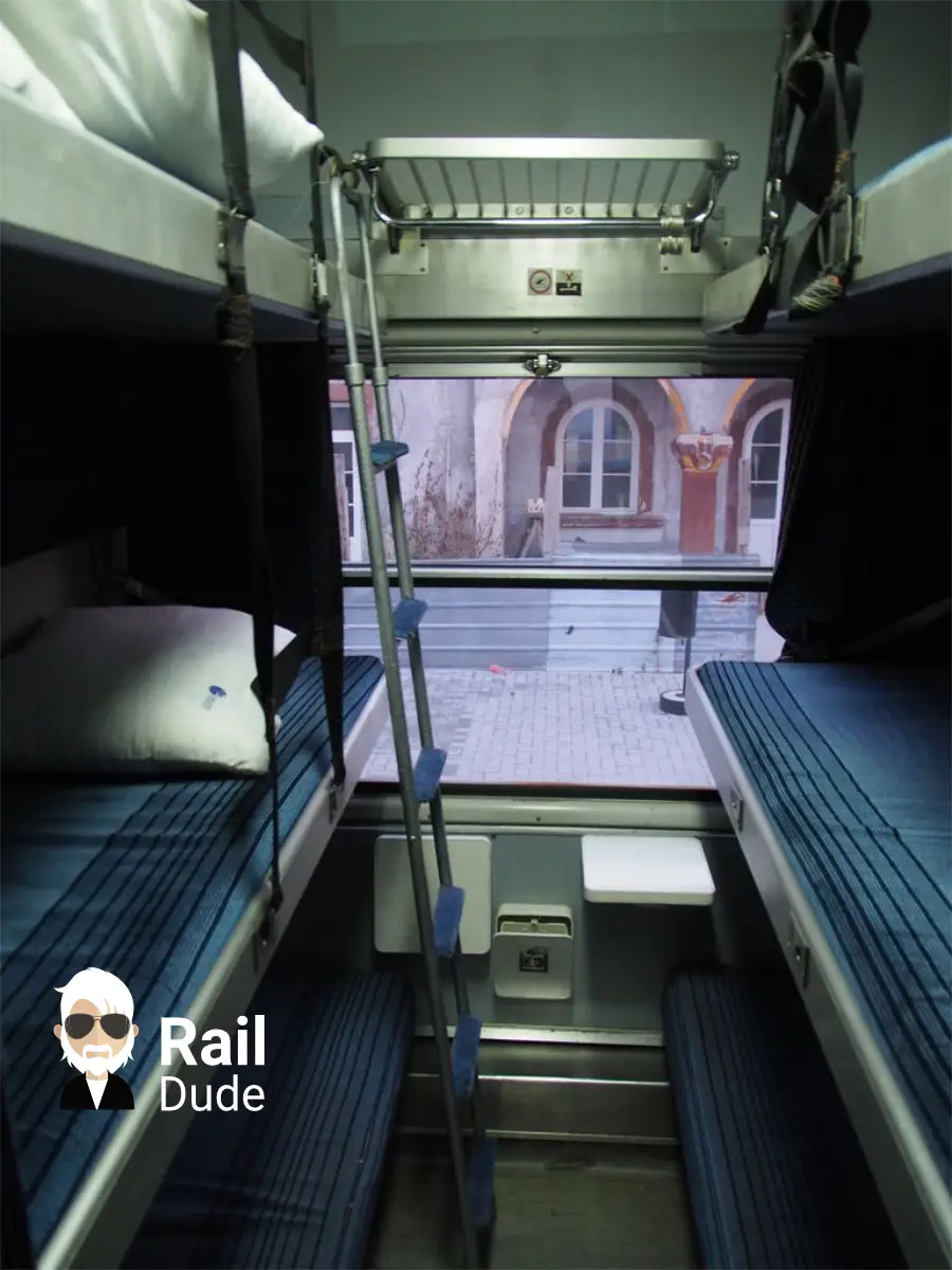 Liegewagen-Abteil mit sechs Betten im Hellas-Express.