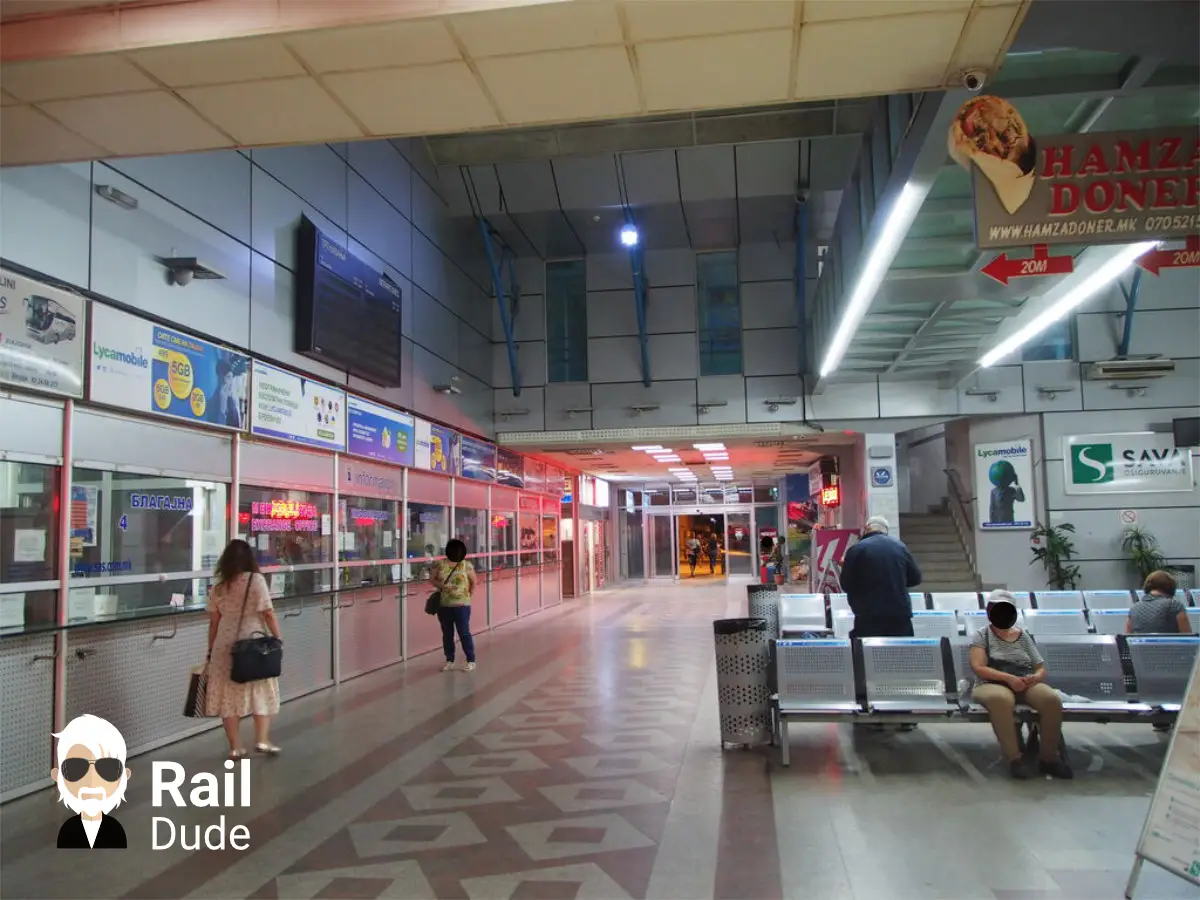 Wartehalle vor der Busstation unter dem Bahnhof Skopje.