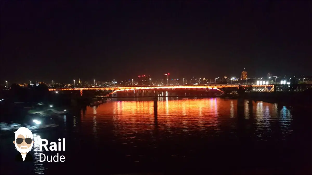 Călătorie cu trenul peste râul Sava în Belgrad.